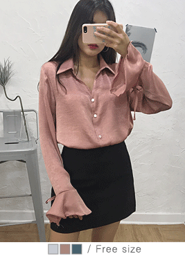 [blouses]앨리샤 블라우스(샤틴 언발 V넥 벨소매 프릴 리본 카라 셔츠 BL)